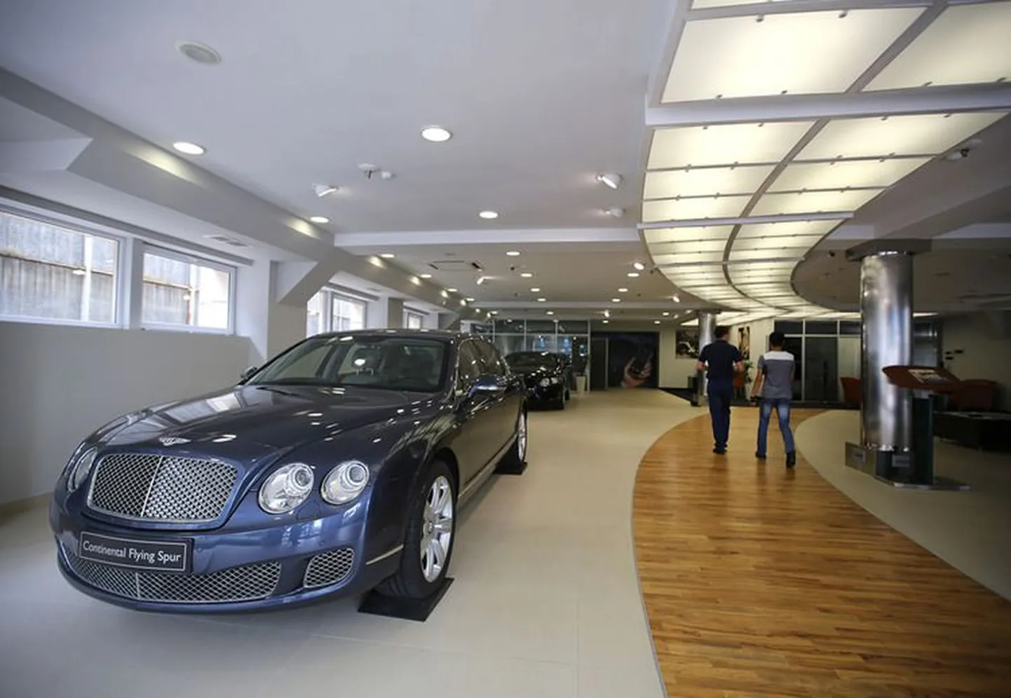 Bentley esinduse müügisaal Almatõs.
