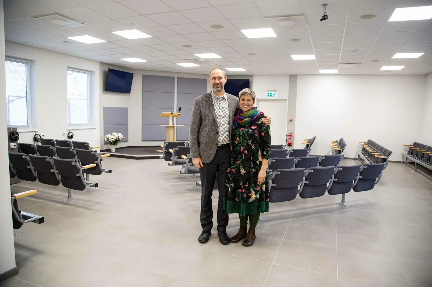 Koguduse liikmed Arno ja Piret Kaarna laususid, et Valga on neile märgiline koht, kuna nad kohtusid esimest korda piirilinnas eelmise saali renoveerimise ajal 25 aastat tagasi. Taustal on hoone suur saal.