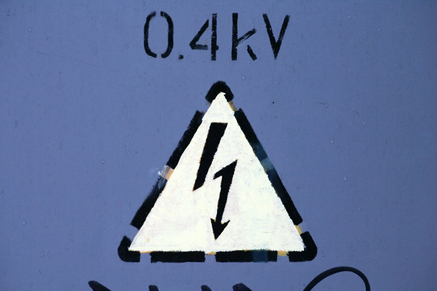 Brīdinājuma zīme uz energosadales skapja.