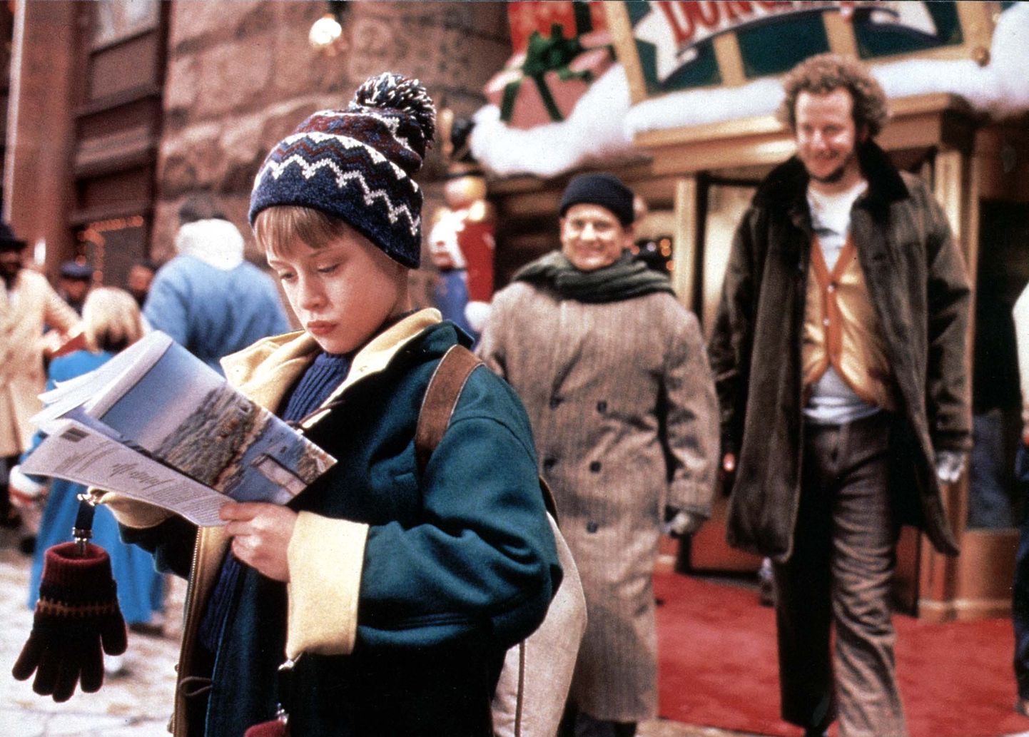 Kaader 1992. aasta filmist «Üksinda kodus 2». Esiplaanil Macaulay Culkin, taga Joe Pesci (vasakul) ja Daniel Stern