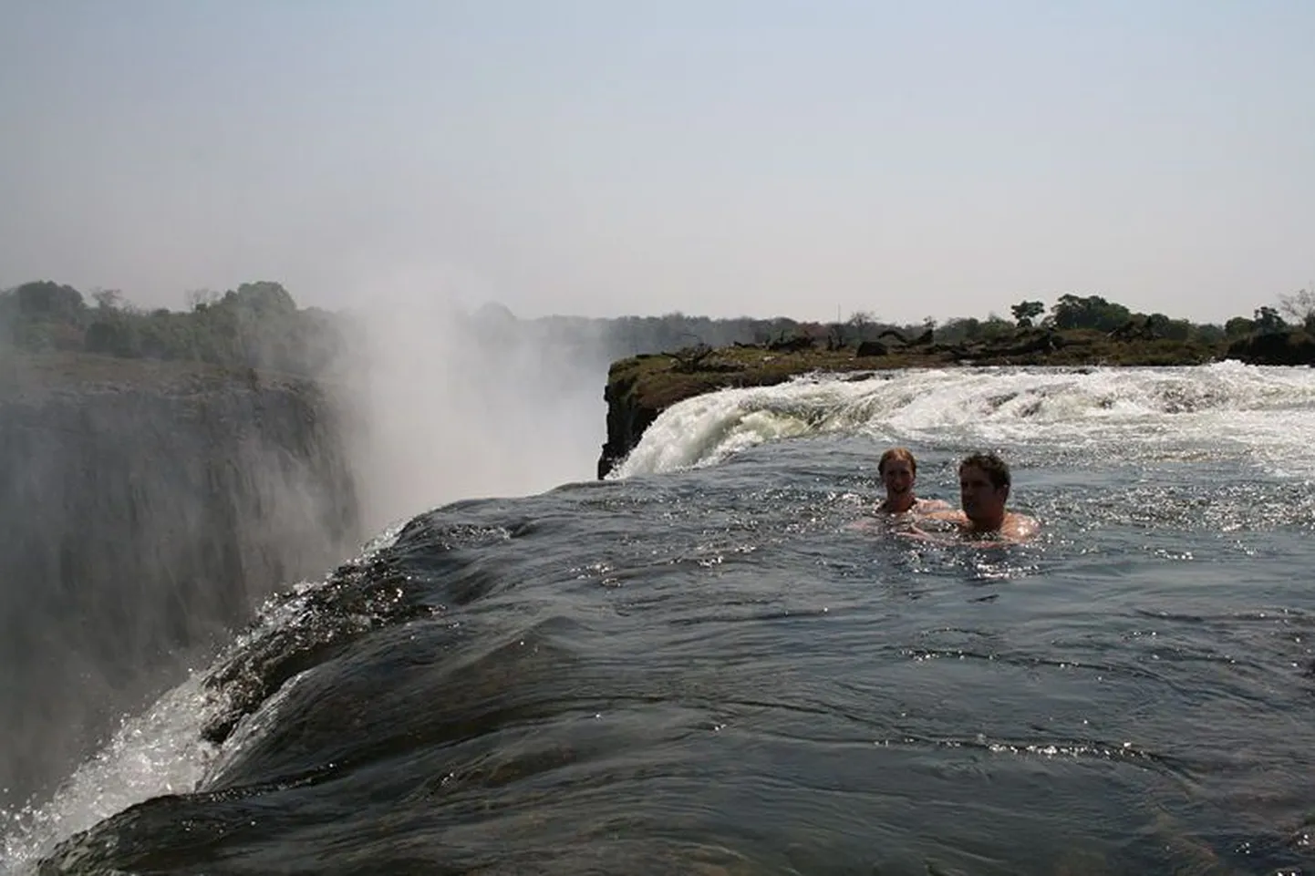 Turistid ujumas Victoria joa Kuradi basseinis