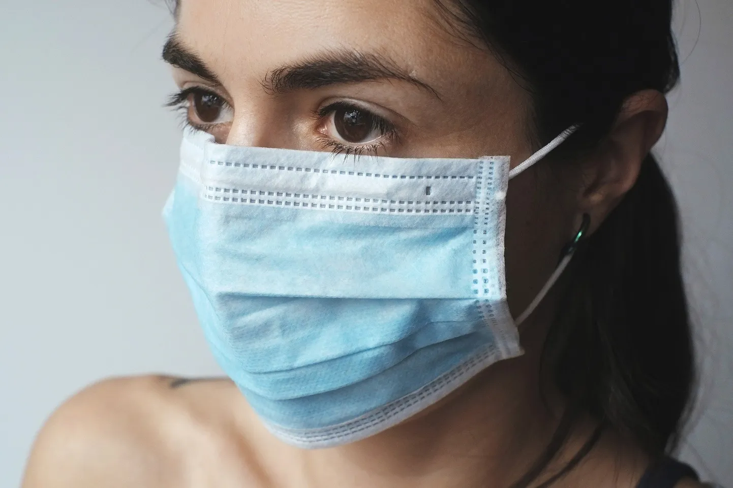 Sieviete ar masku vīrusa epidēmijas laikā