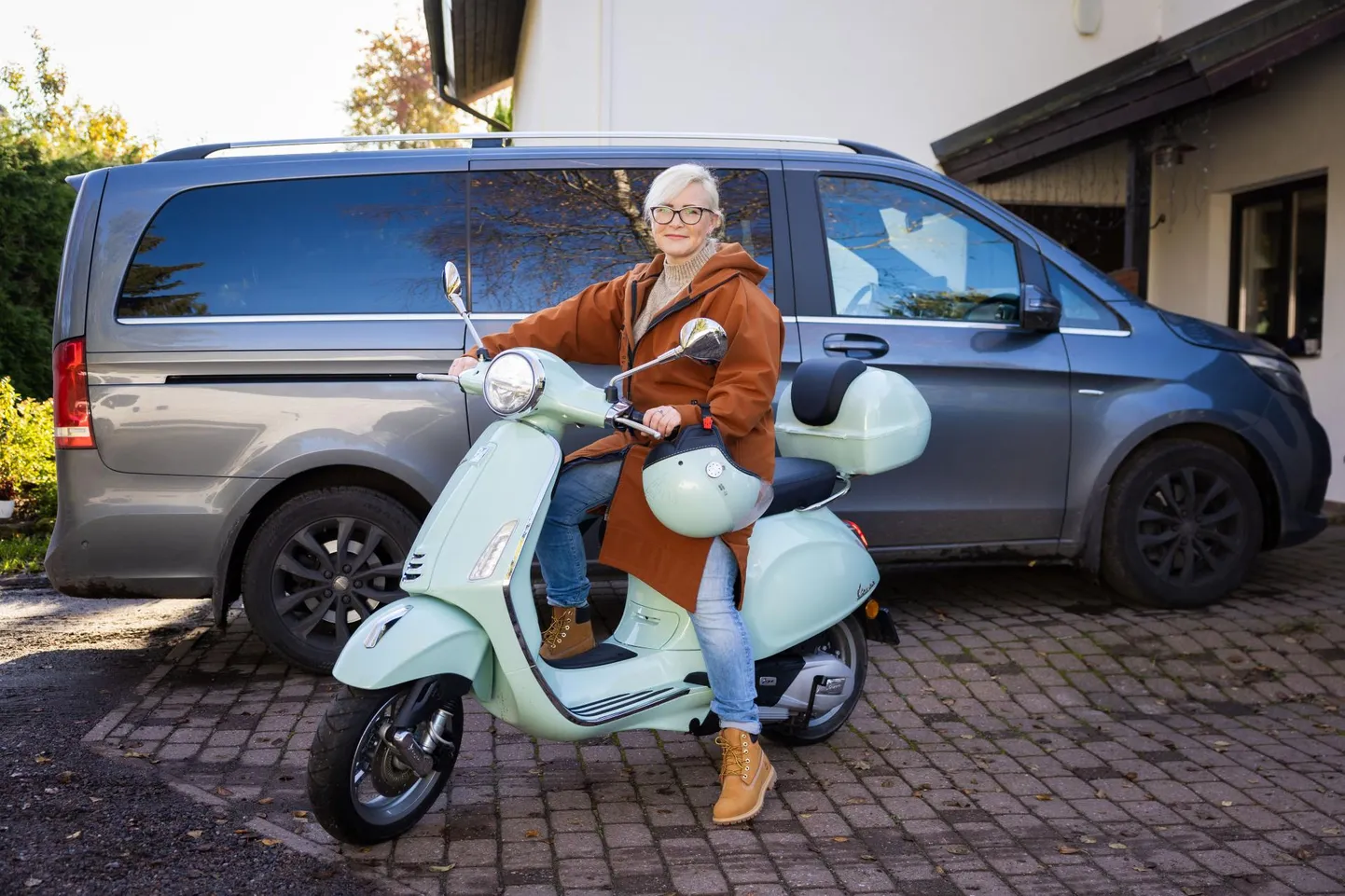 Automaksu tuleku kartuses uue auto ostnud Kristi Hallik ja tema suvine liikur - helesinine Vespa.