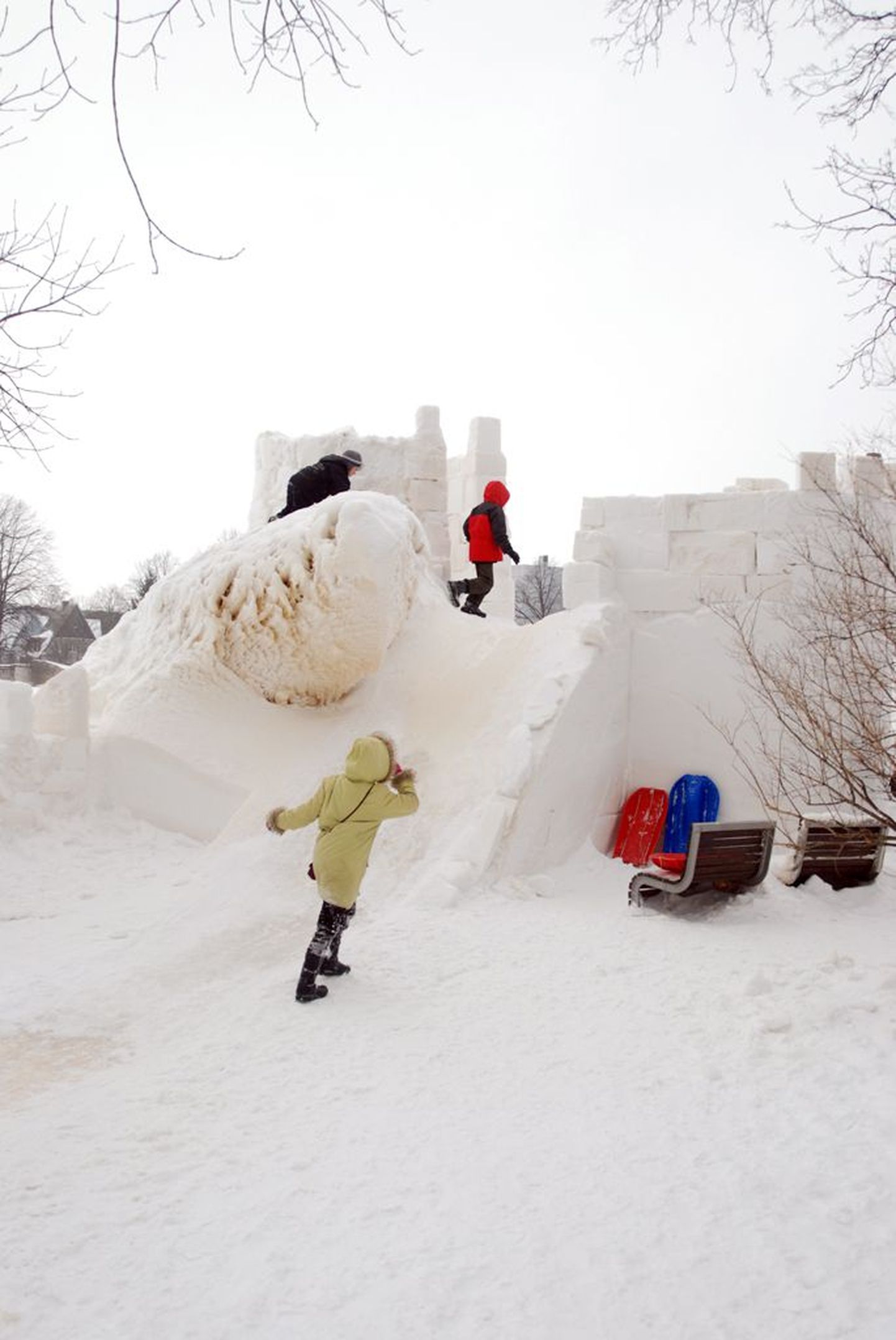 Lumelinna ehitamisel Pärnu jääfestivali talvepargi osales 13 võistkonda.