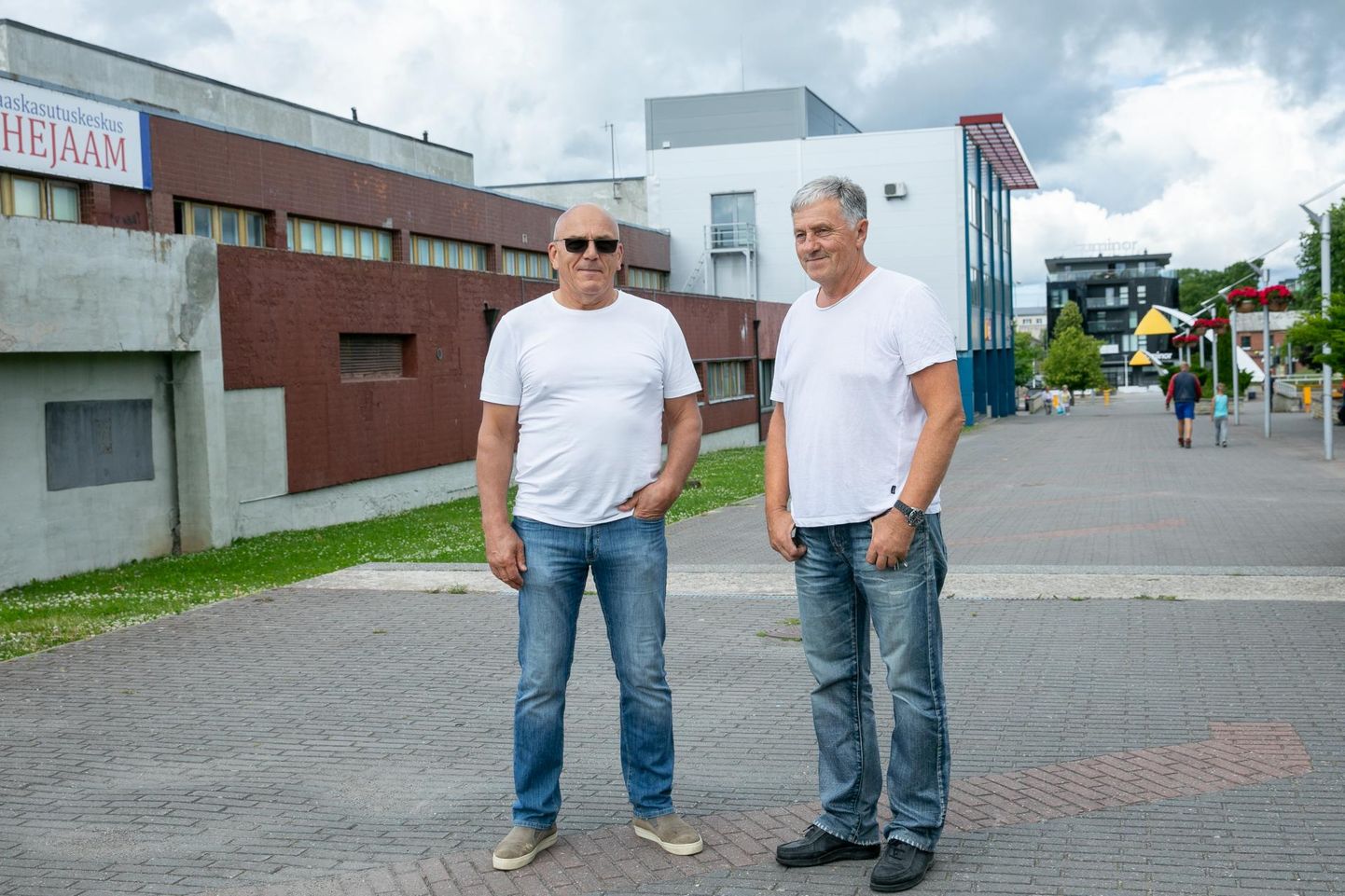 Tänavu suvel ostis Oleg Gross (vasakul) Rakvere Tsentrumi ostukeskuse ja kavatseb sellest arendada suure äri- ning meelelahutuskeskuse koos märgilise kõrghoonega. Paremal hoone endine omanik Jaak Kuusk.