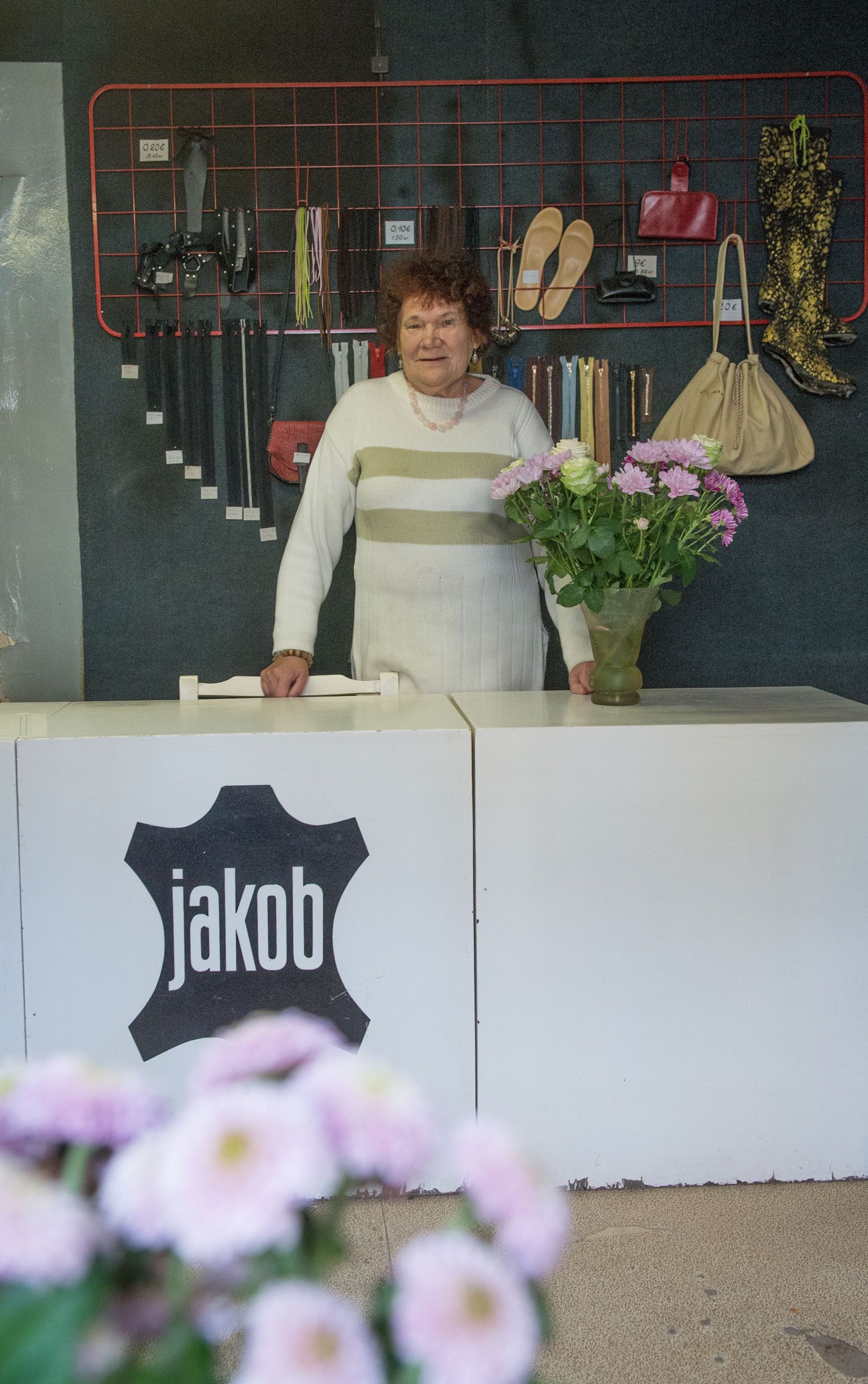 Erinevalt paljudest, kes otsivad kogu elu õnne ja paremat tööd, on Säde Schasmin püsinud üle poole sajandi samas ametis ja tuleb hommikuti rõõmuga Jakobi Jalatsi kingaparandusse tööle.