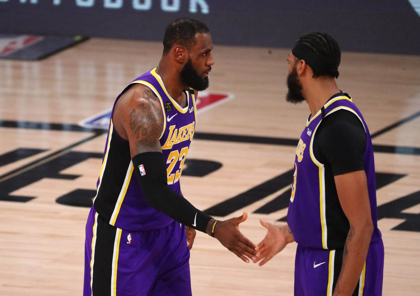 Los Angeles Lakersi staarid LeBron James (vasakul) ja Anthony Davis on meeskonna vedanud finaali. Kas tänavu suudetakse meistritiitel võtta, selgub oktoobris.