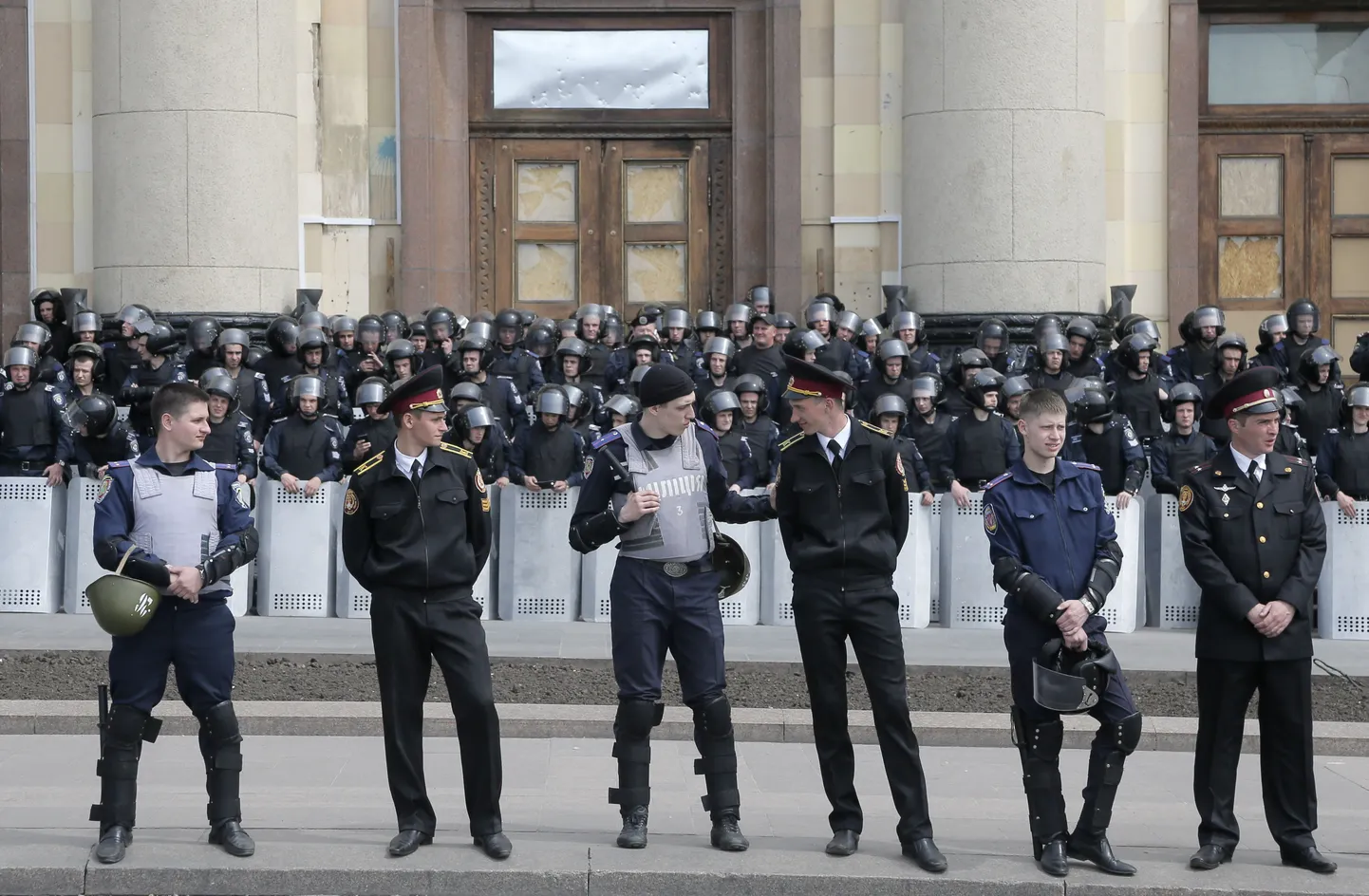 Riigitruud Ukraina miilitsatöötajad valvamas valitsushoonet Harkivis 9. mail.