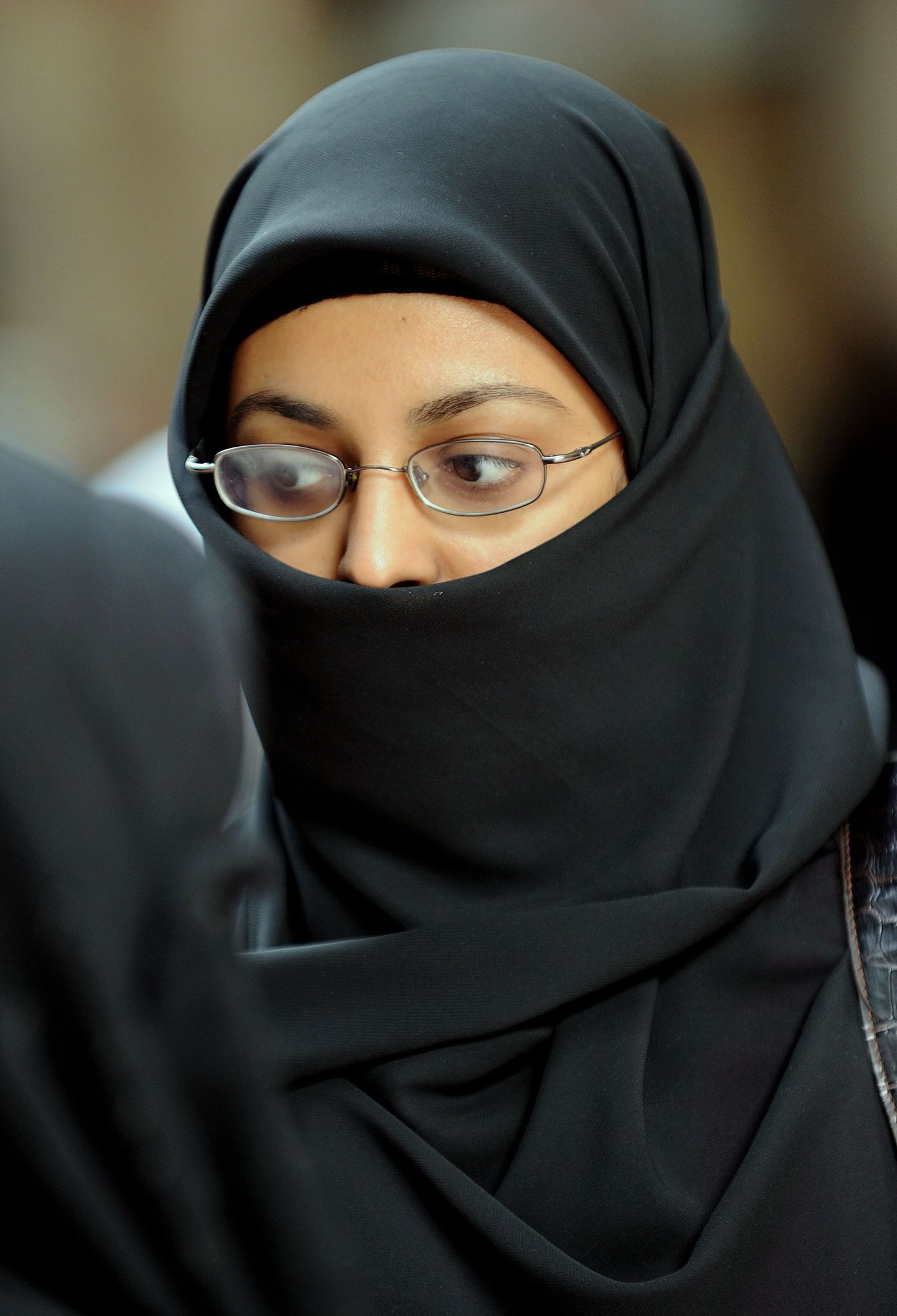 Burkat kandev naine