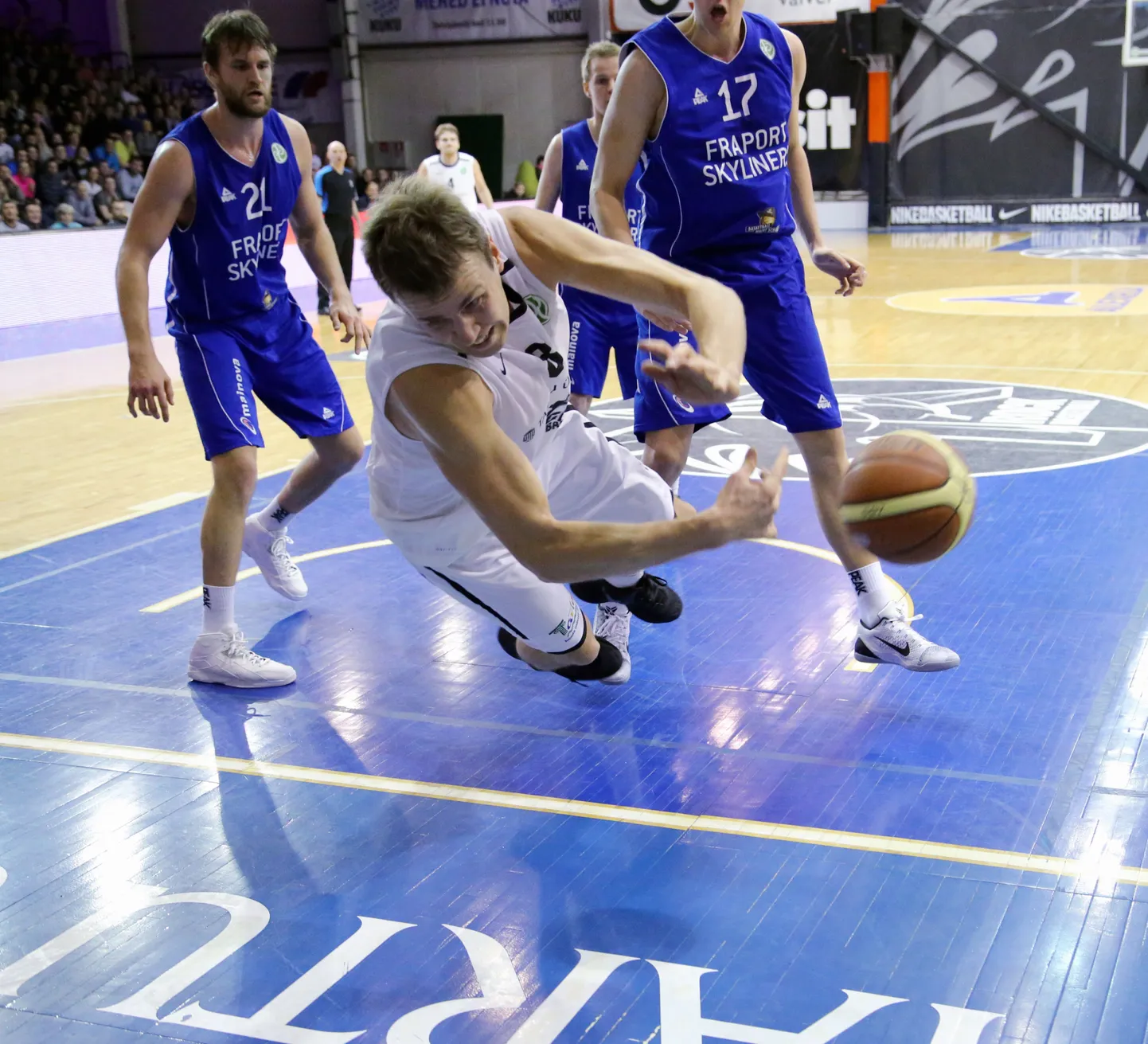 Tartu Rock (valges) Eurochallenge'i sarja vahegrupi avamäng.