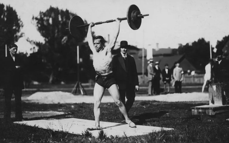 Alfred Neuland tõstevõistlustel Tartus (1921).