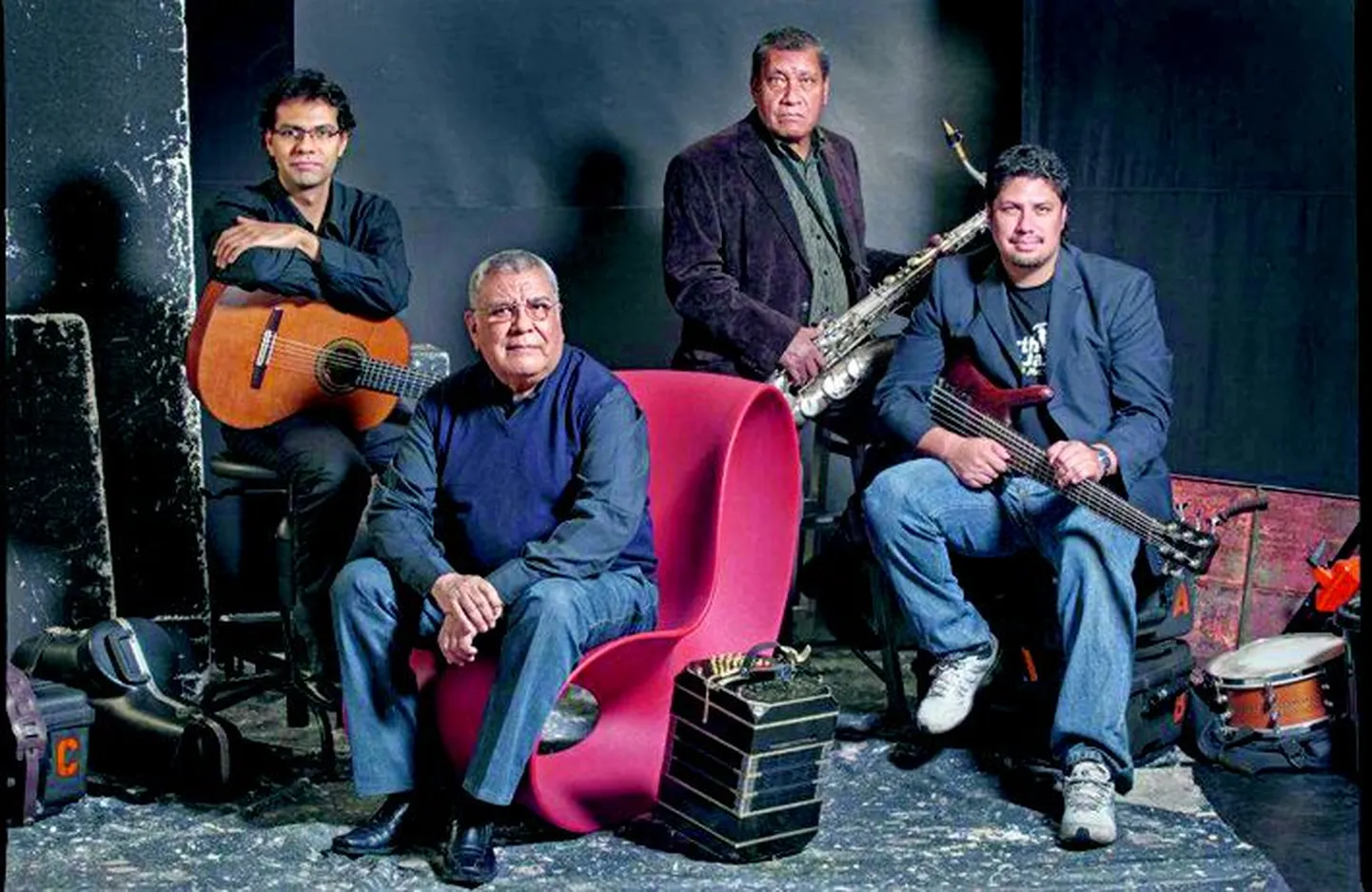 Koos Dino Saluzziga (esiplaanil) tulevad kuulajate ette José María 
Saluzzi (taga va-sakult, kitarrid), Félix Saluzzi (saksofon ja klarnet) ning Matías Saluzzi (bass).