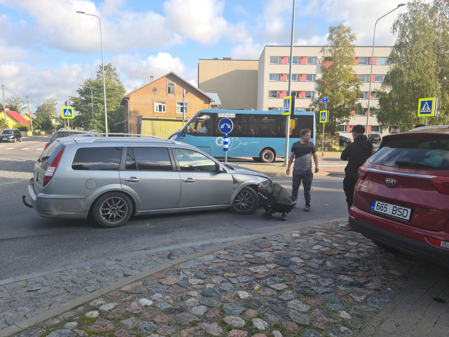 Rakvere Võidu ja Tuleviku tänava ringristmikul toimus kergemat sorti liiklusõnnetus, mille üheks osaliseks oli Rakvere teatrijuht Velvo Väli.