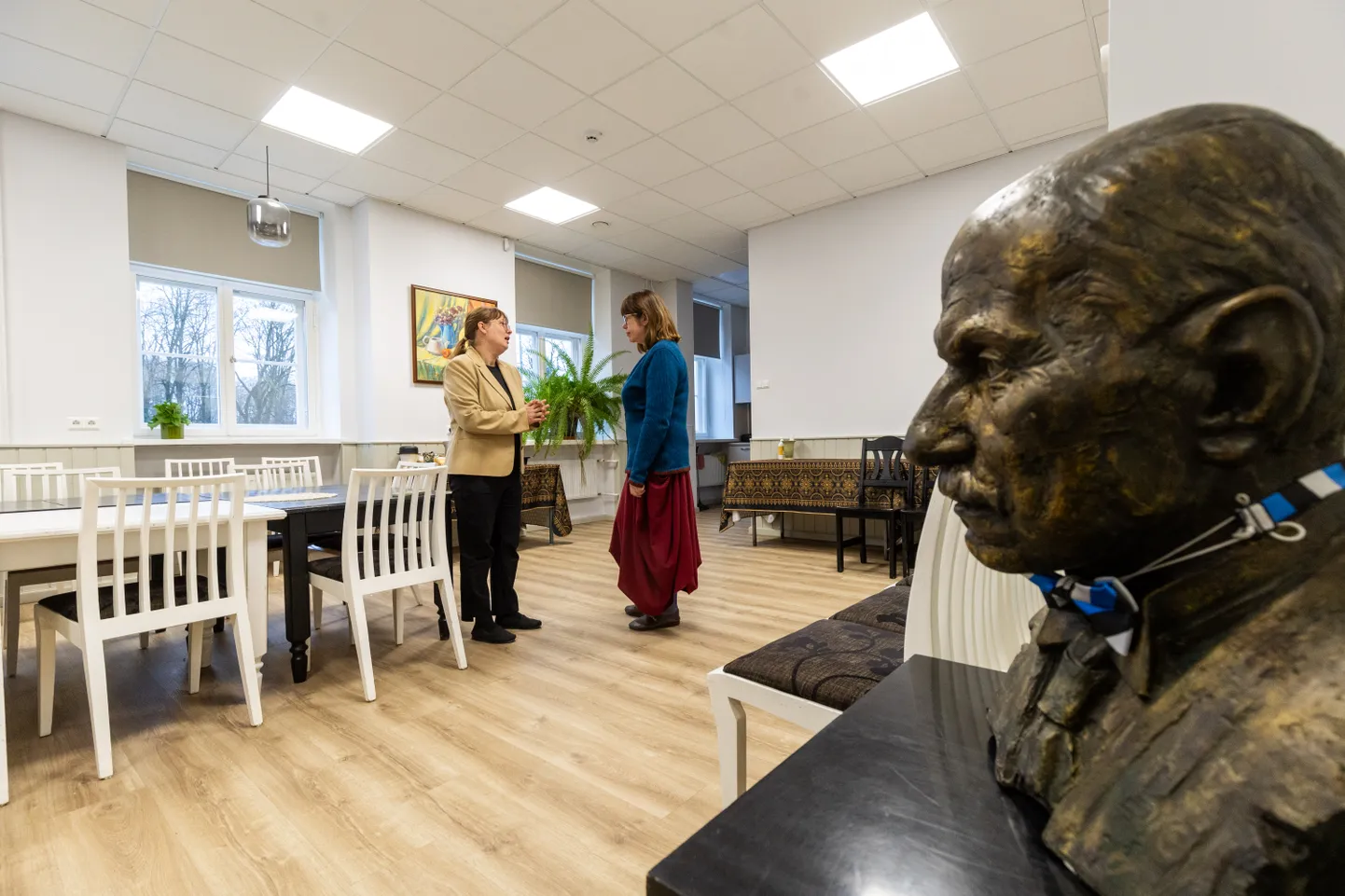 Lutsu toas räägivad tulevikuplaanidest linnaraamatukogu avalikkussuhete juht Liina Raju (vasakul) ja direktor Kristina Pai.