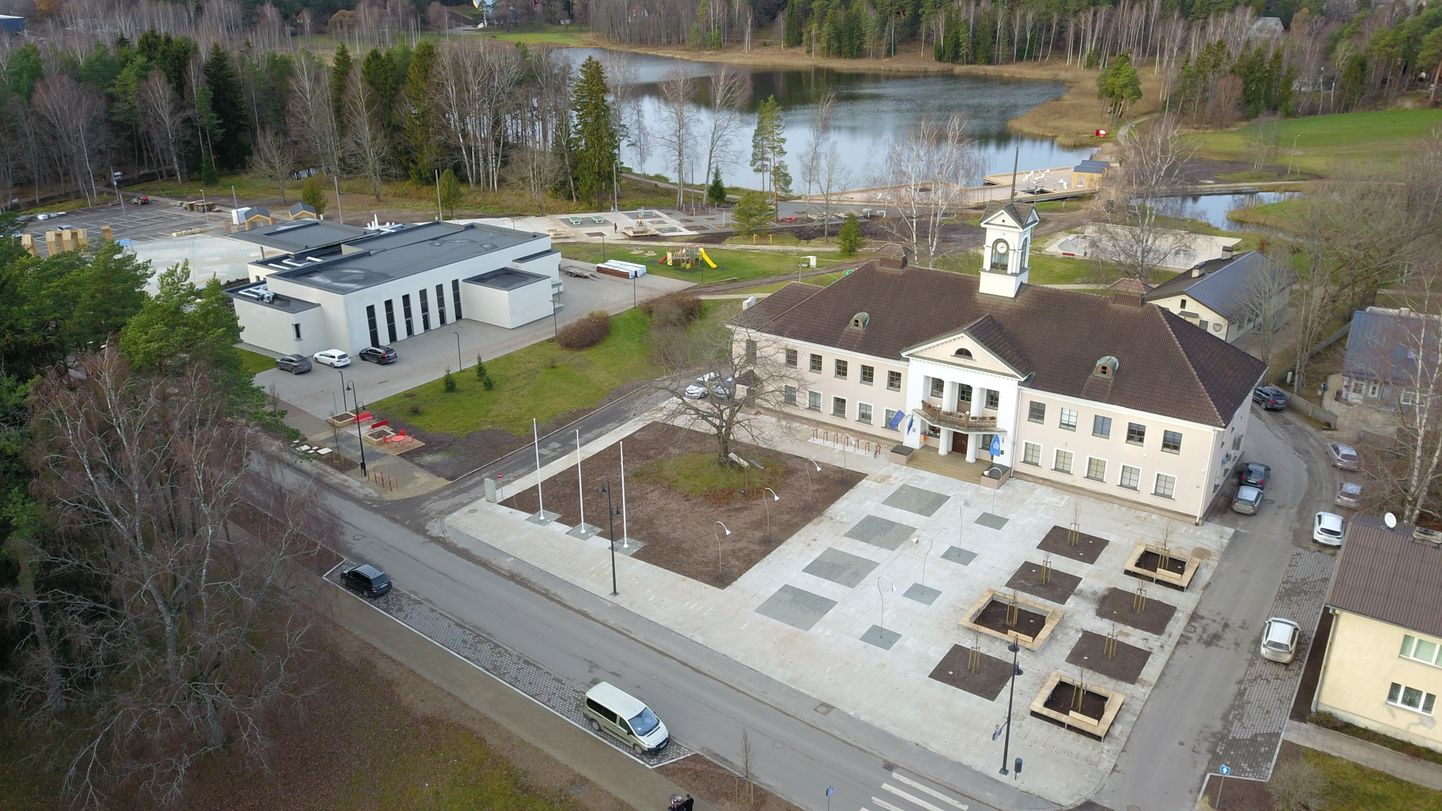 Elva Kesk tänava ja lähiümbruse rekonstrueerimine 2019. aastal. Pildil Kesk tänav, vallavalitsus, kultuurikeskus, Arbi järv.