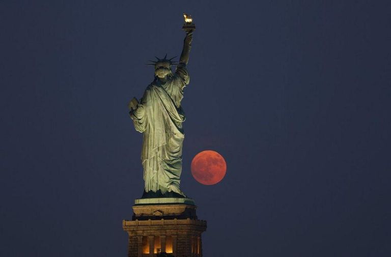 Восход луны встречает Статуя Свободы на Стейтен-айленд (Нью-Йорк, США)