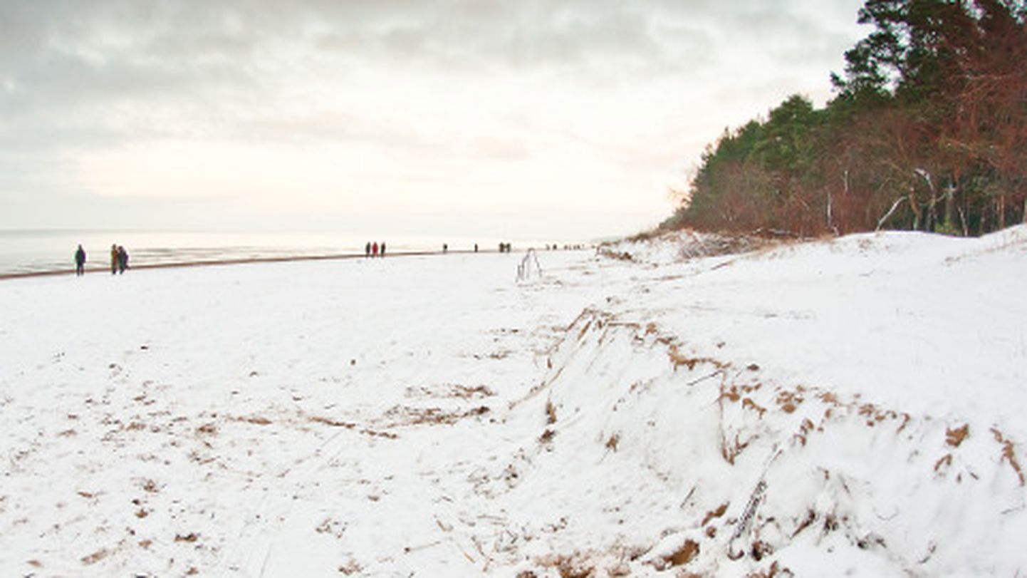 Isegi talvel ja praktiliselt olematu infrastruktuuri juures on Narva-Jõesuu rannad harva inimtühjad. Kohalikke elanikke ja külalisi meelitavad siia puhas õhk, männimets ja vaikus, mida häirivad vaid tuulemühin ja lainete loksumine.