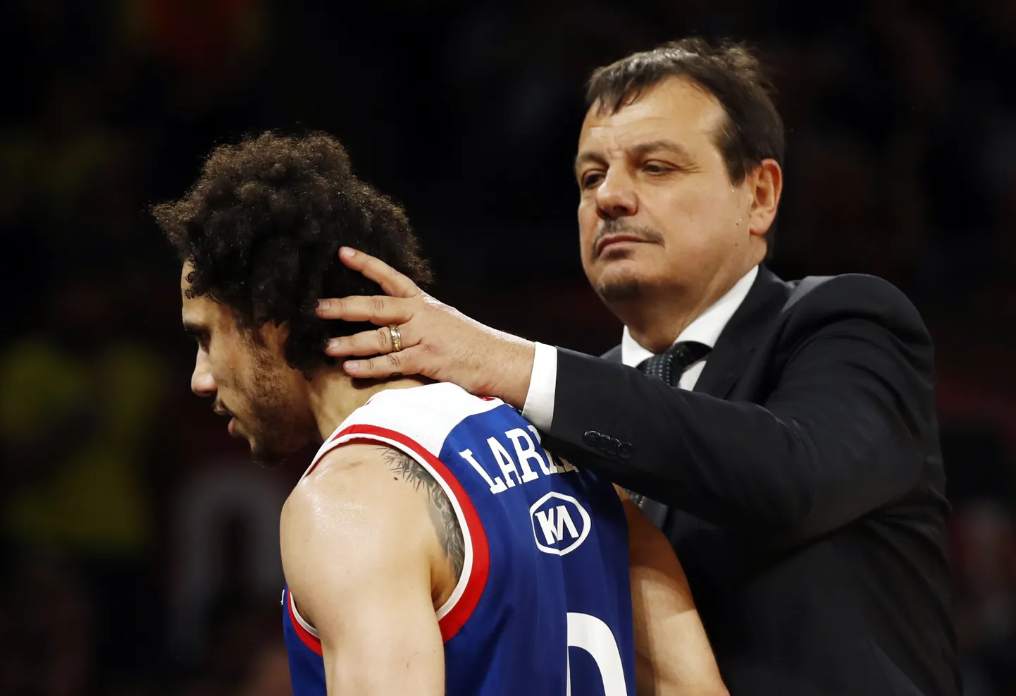 Shane Larkin (vasakul) ja Ergin Ataman aastal 2019, kui mõlemad kuulusid Istanbuli Anadolu Efesi meeskonda.