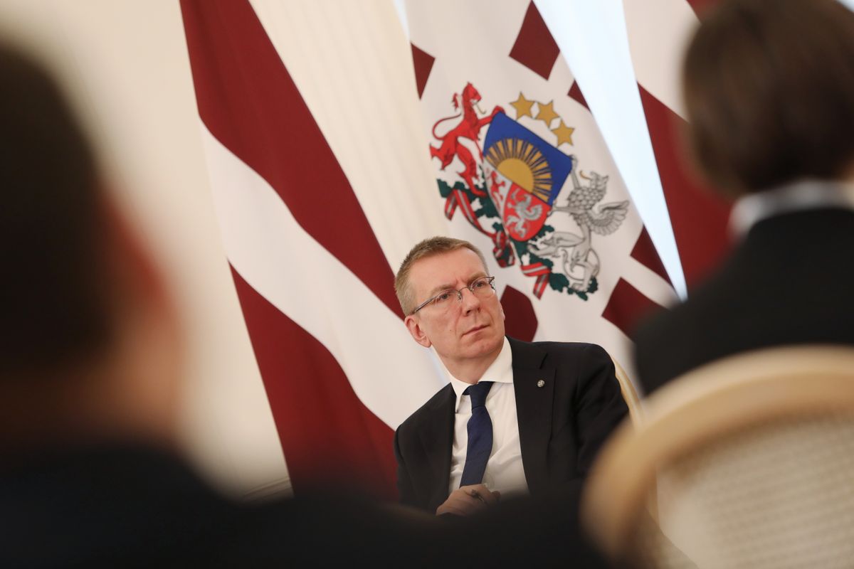 Президент Латвии в Рижском замке во время дискуссии о будущем общественных СМИ