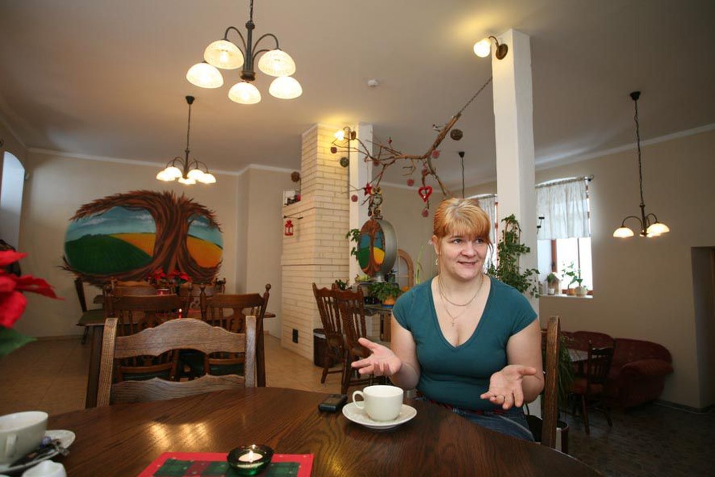 Reinevere küla elanik Merike Laansalu avas eramuks ümber ehitatud endise meierei alumisel korrusel Koorejaama kohviku. Selle eest tunnustas Aravete kultuuri- ja huviselts teda aasta naise tiitliga, kohvik Koorejaam oli konkursi «Järvamaa aasta tegu 2010» nominent.