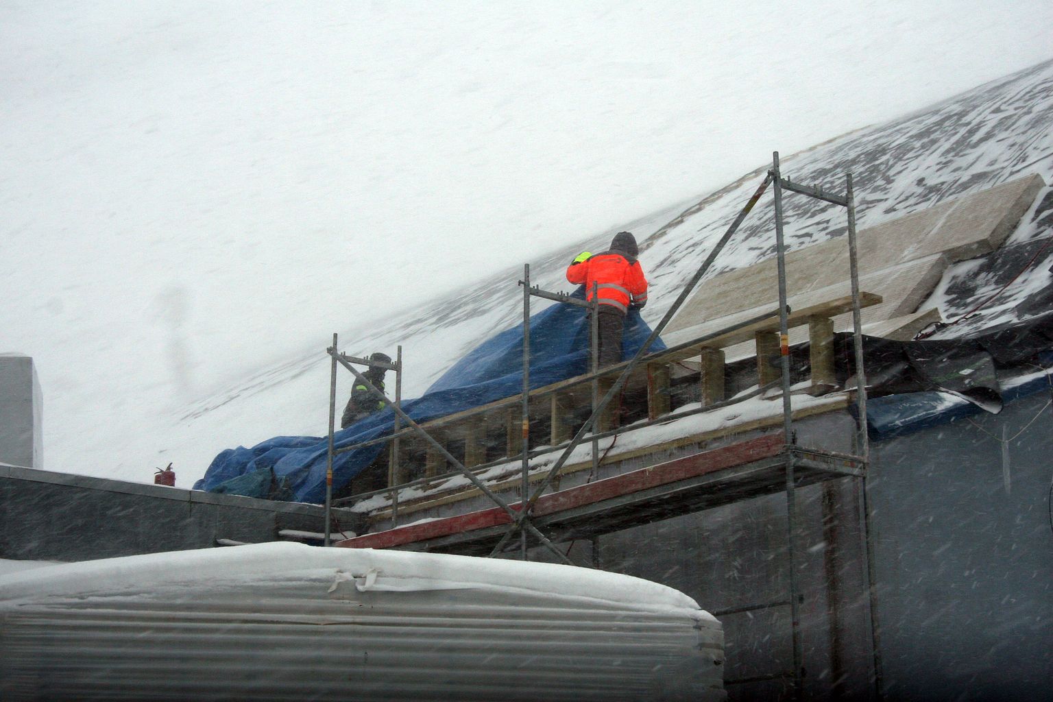 Tartu firma Savekate ehitajad on sunnitud töötama katusel karmides talvetingimustes.