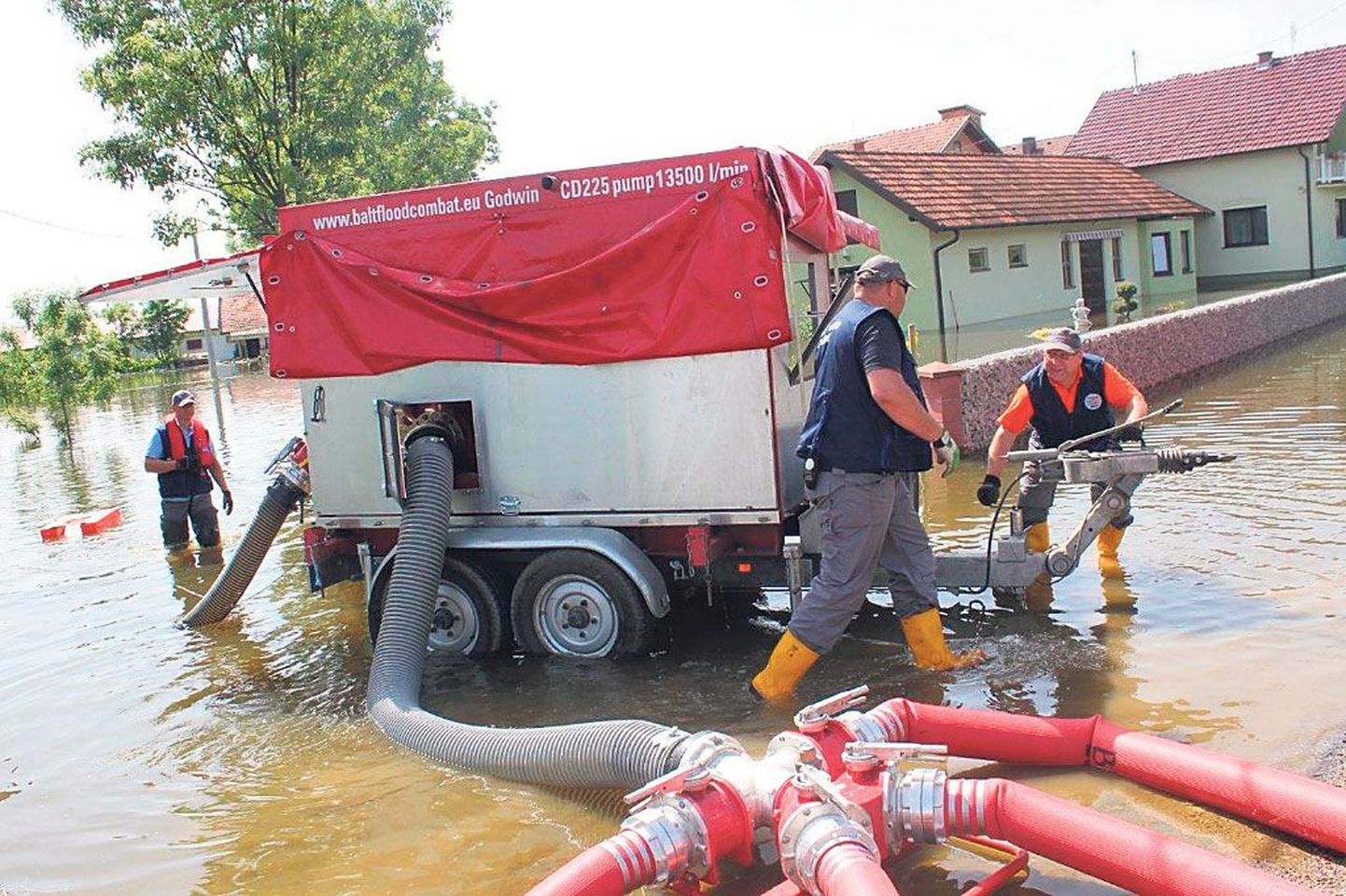 Eesti, Läti ja Leedu päästetöötajaid ühendava Balt-FloodCombati meeskond võitles Bosnias ja Hertsegoviinas paarkümmend päeva üle Sava jõe kallaste ajanud veega. Kokku pumbati jõesängi tagasi 500 000 tonni vett.