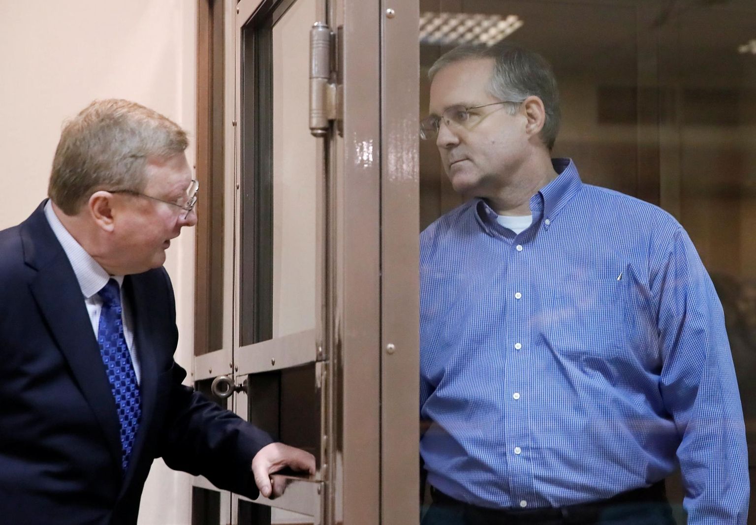 Spionaažis süüdistatav Paul Whelan (paremal) pidamas nõu advokaat Vladimir Žerebenkoviga.