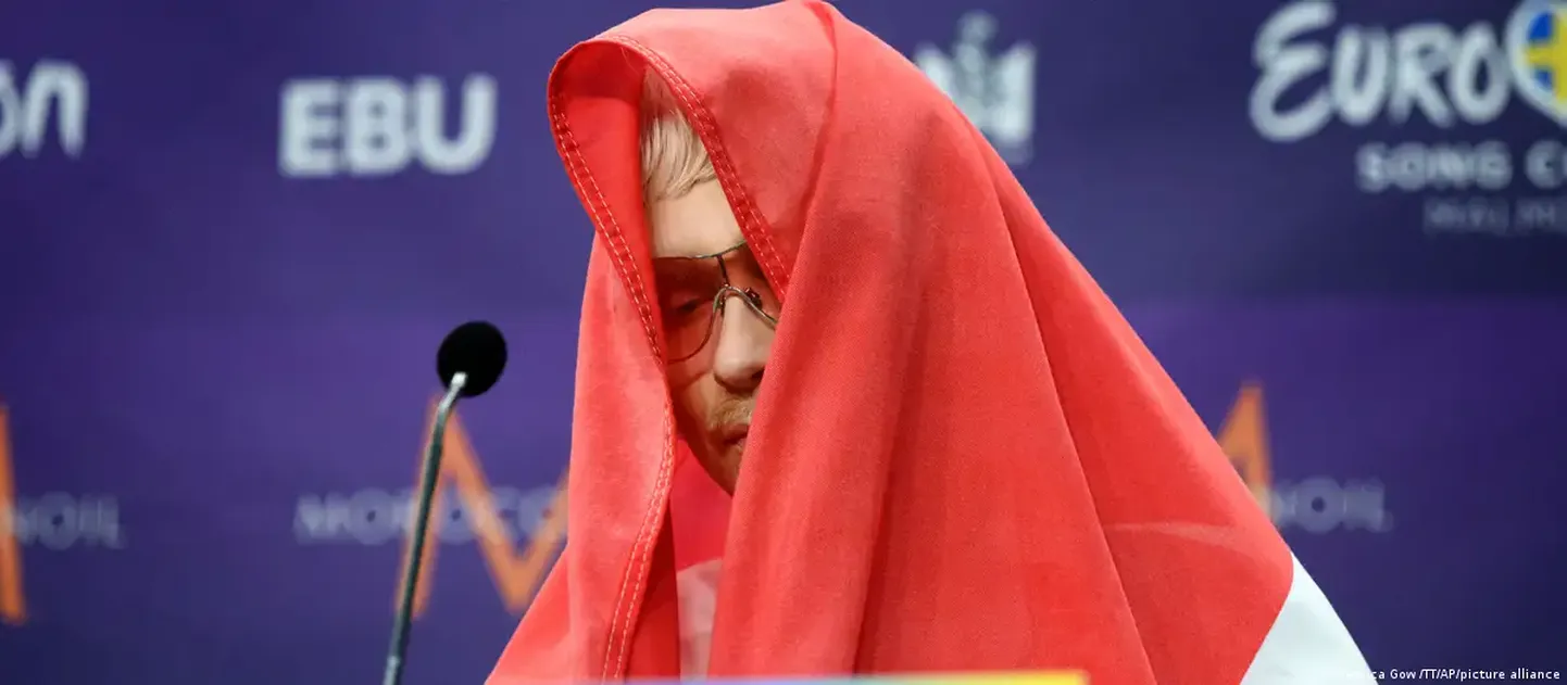 На совместной пресс-конференции участников "Евровидения" представитель Нидерландов Йост Кляйн укрылся флагом, когда на вопросы СМИ отвечала израильская певица Эден Голан.