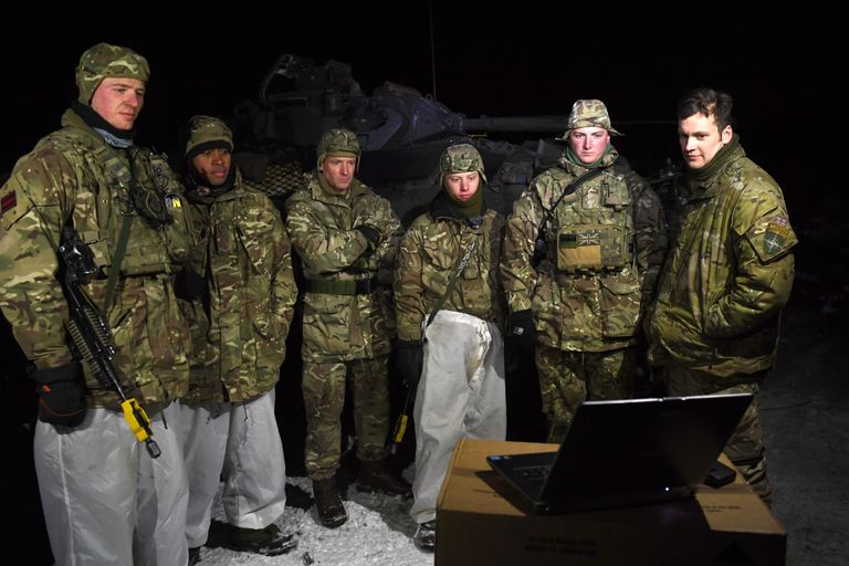 Briti sõdurid Eesti kümnekraadises pakases ragbit vaatamas.