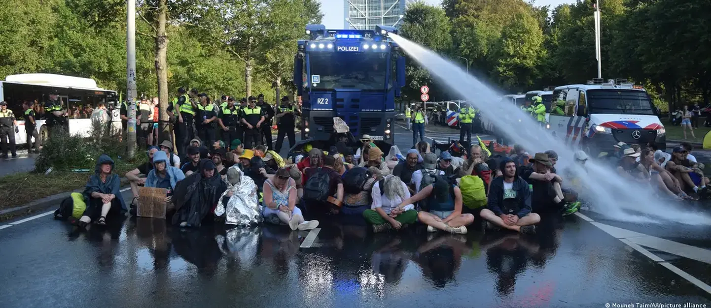 Полиция использует водомет против активистов, перекрывших дорогу