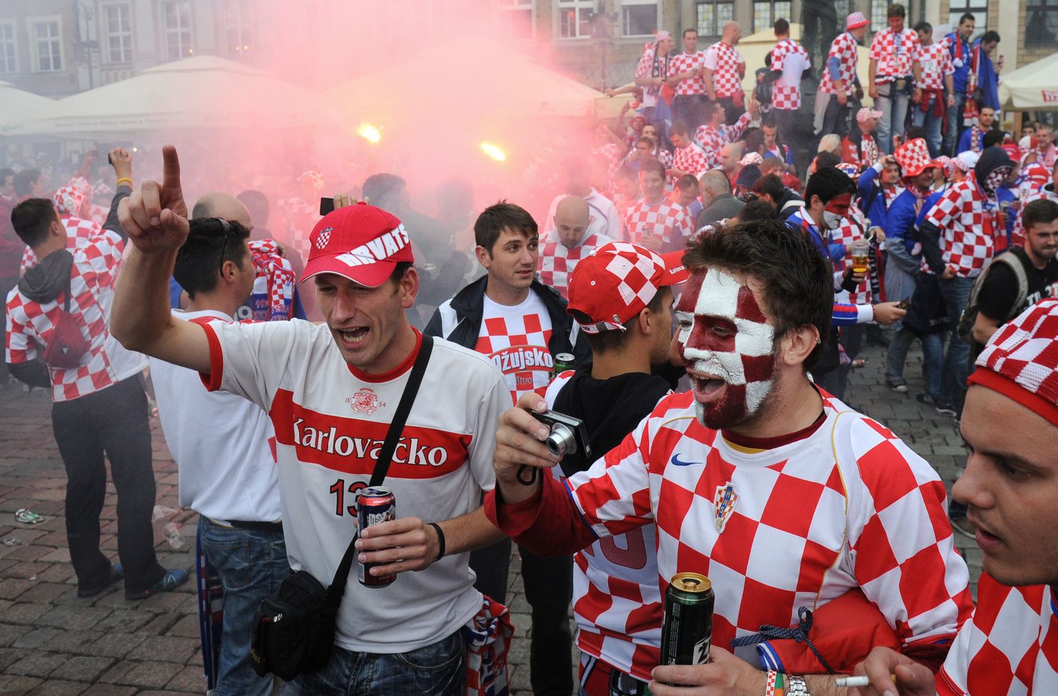 Horvaatia suutis C-alagrupi kohtumises tulla kaotusseisust välja ja viigistada Itaaliaga 1:1. Horvaatia fännid võtsid viigivärava järel välja ka pürotehnika ning loopisid seda ka väljakule.