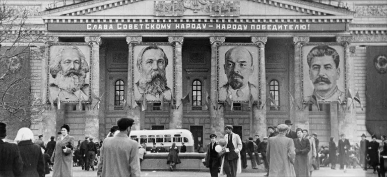 Nõukogude inimese Biitlid Suure teatri küljes