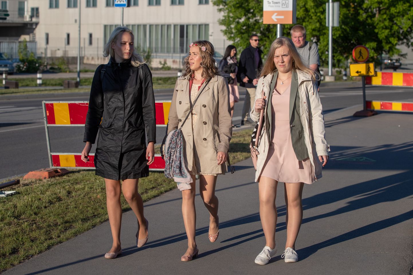 Актеры массовки на съемках фильма Кристофера Нолана в Таллинне летом 2019 года.