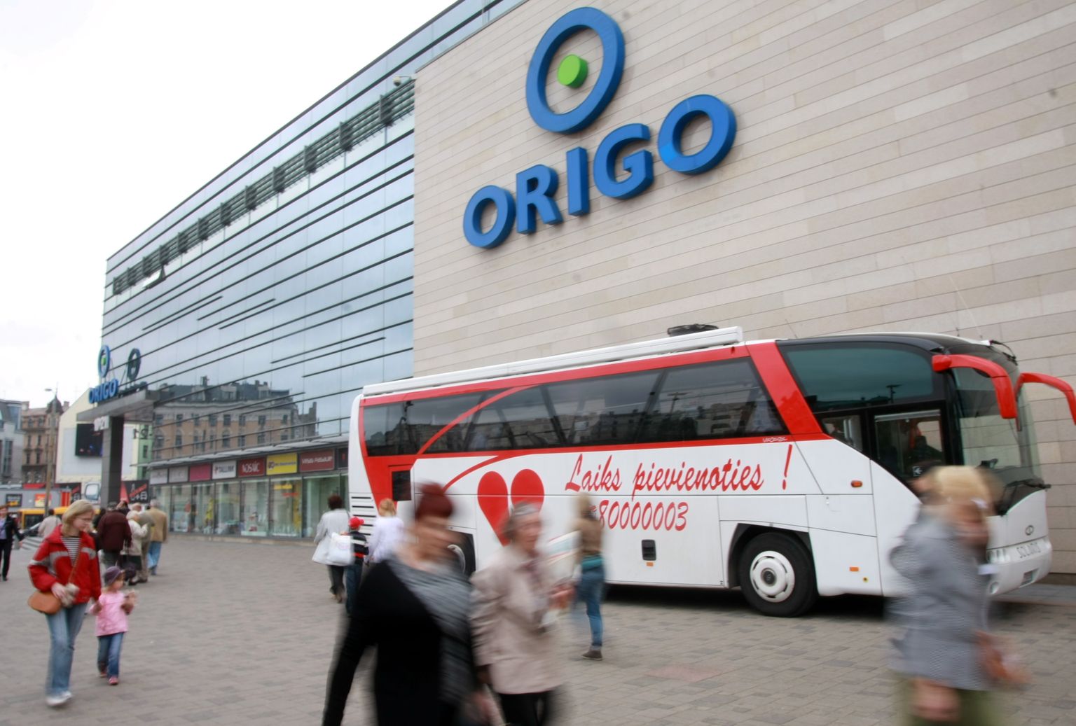 Asinsdonoru pieņemšanai Stacijas laukumā pie tirdzniecības centra "Origo" darbojas Valsts asinsdonoru centra specializētais autobuss.