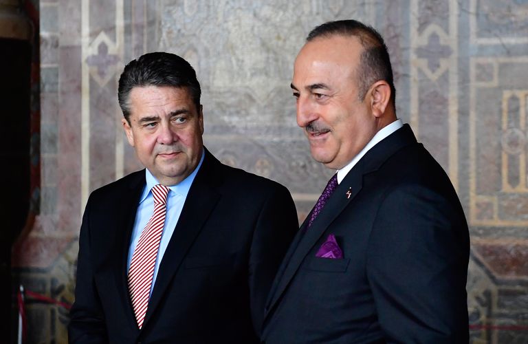 Saksa välisminister Sigmar Gabriel oma Türgi ametivenna Mevlüt Çavuşoğluga.