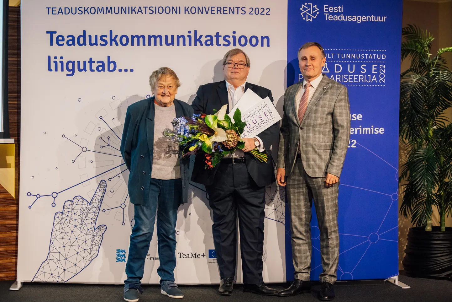Elutööpreemia saaja, Tartu ülikooli genoomika ja biopankade professor Andres Metspanu (keskel) koos haridus- ja teadusministri Tõnis Lukase ning konkursikomisjoni esinaise akadeemik Ene Ergmaga