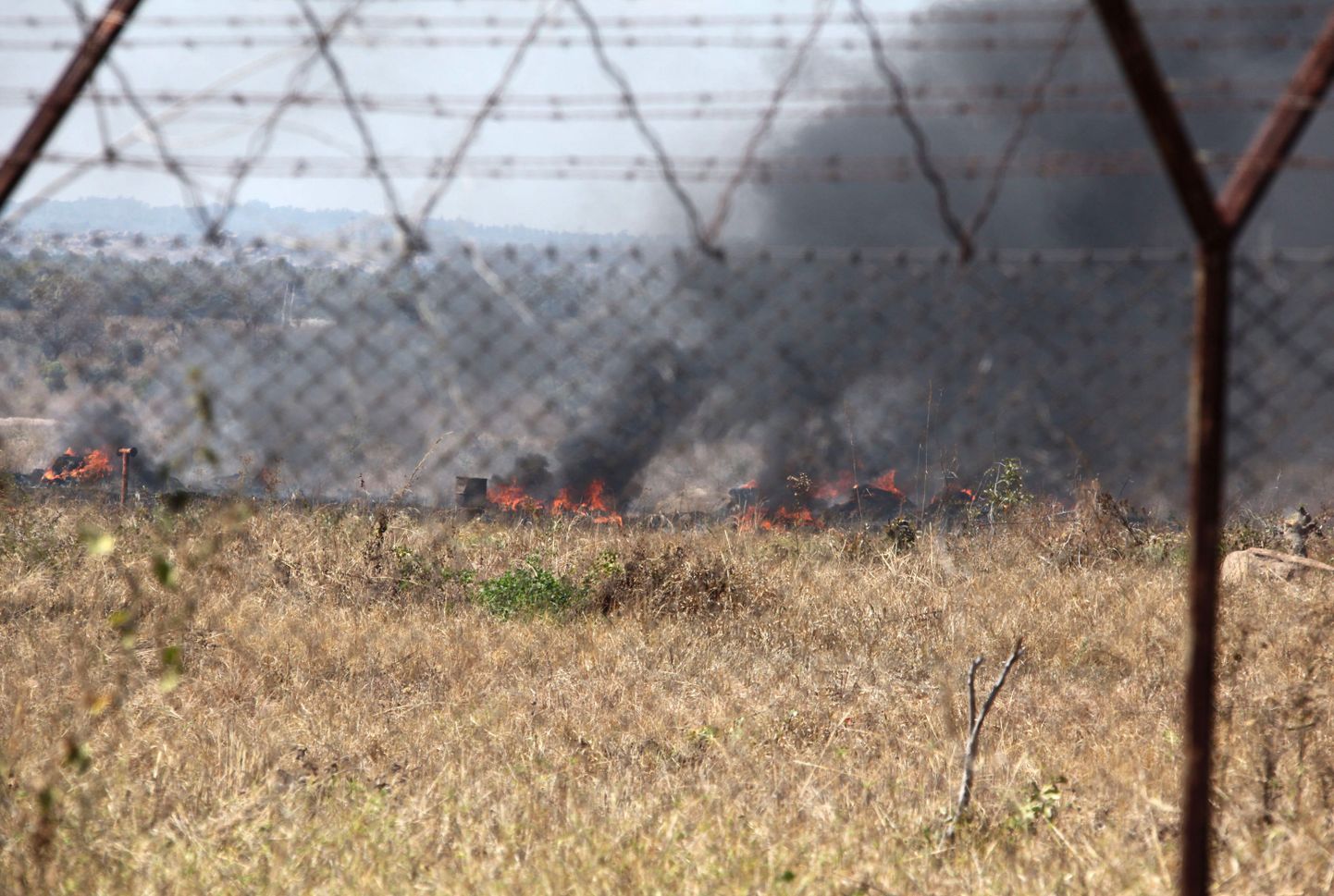 Suitsevad rehvid Zimbabwes Harare rahvusvahelise lennuvälja juures.