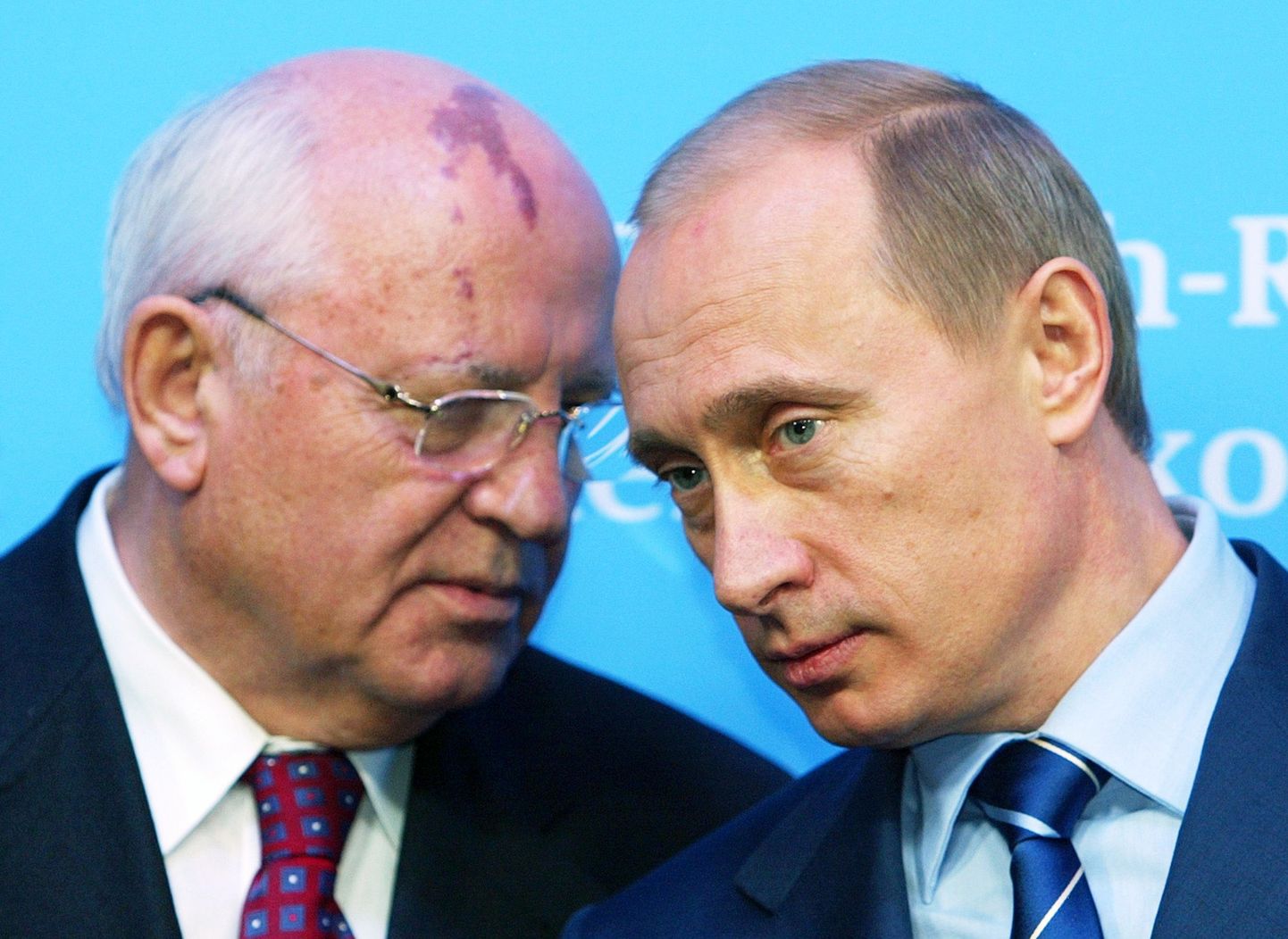 Vladimir Putin kuulamas Mihhail Gorbatšovi.