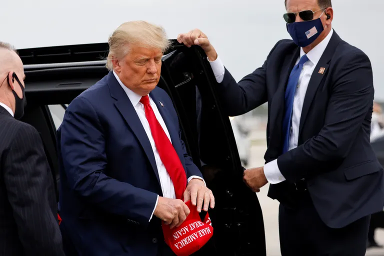 USA president Donald Trump 2. novembril 2020 Florida Miami lennuväljal. Ta lendas päev enne USA presidendivalimisi Põhja-Carolinasse ja Pennsylvaniasse.