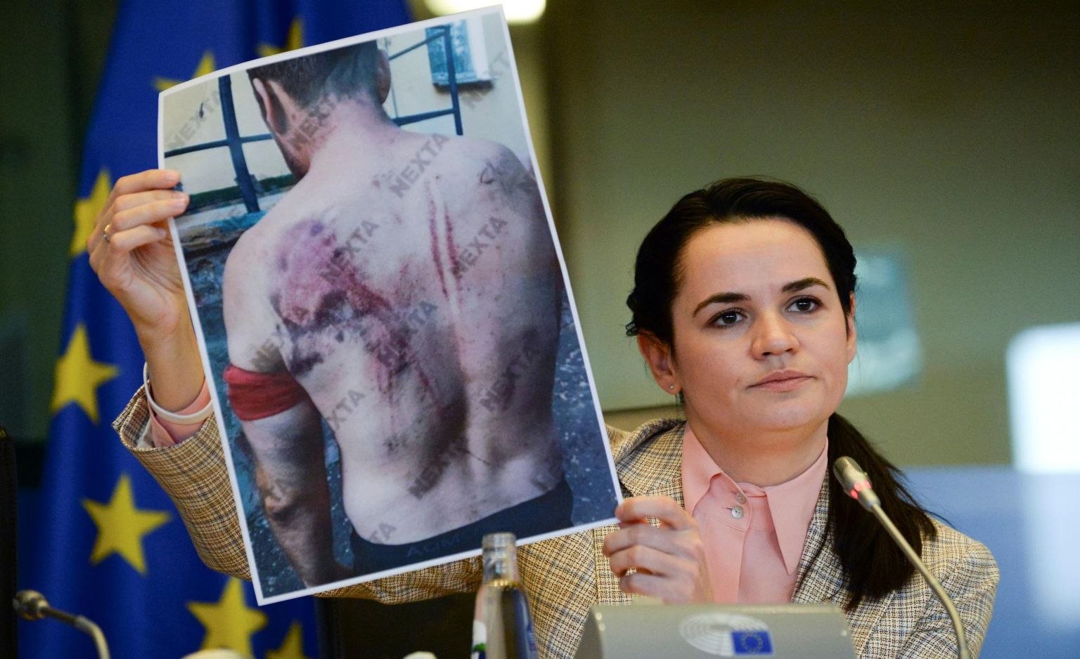 Svjatlana Tsihhanovskaja illustreeris oma eilset europarlamendis peetud kõnet fotodega, muuseas ka Valgevene vanglates piinatud meeleavaldajatest. 