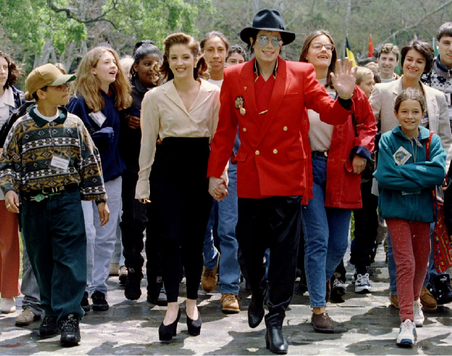 Michael Jackson kunagise abikaasa Lisa Marie Presleyga (vasakul).