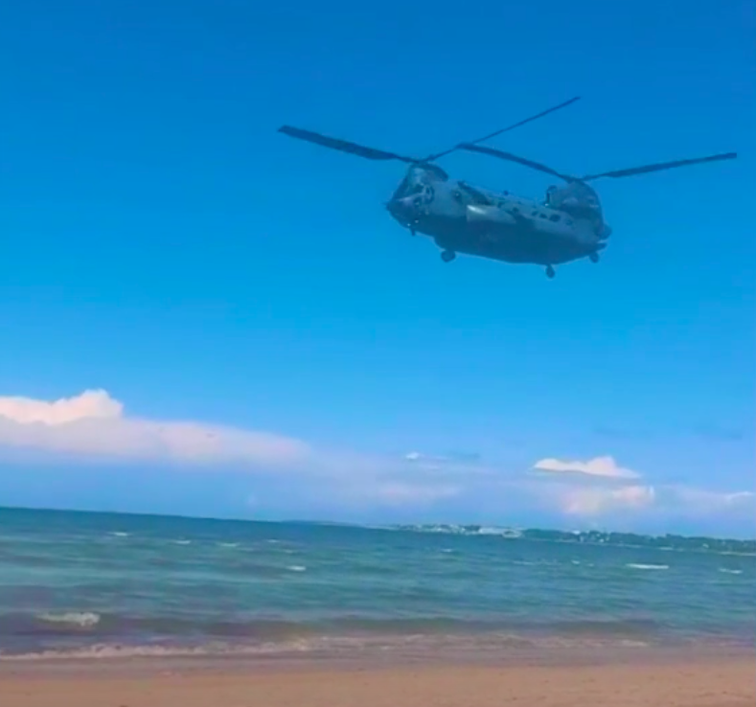 Cilvēkus pludmalē Igaunijā nobiedē zemu lidojošs helikopters.