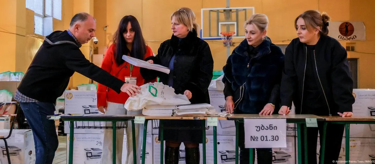 Пересчет голосов на одном из участков в Тбилиси