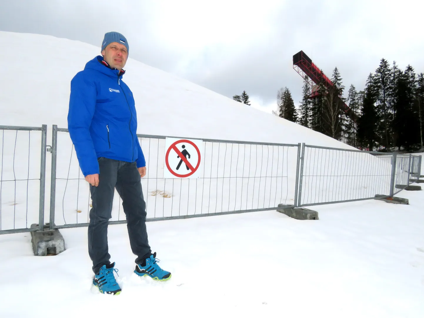 Nõnda palju lund oli veel eelmisel nädalal Otepääl suusahüppetorni läheduses. Just seal näitas Tehvandi spordikeskuse juhatuse liige Jaak Mae enda selja taga asuvat isetehtud mäge – kunstlumetagavara.