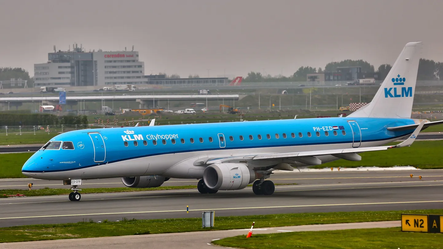 Embraer E190 в аэропорту Амстердама (архивное фото)