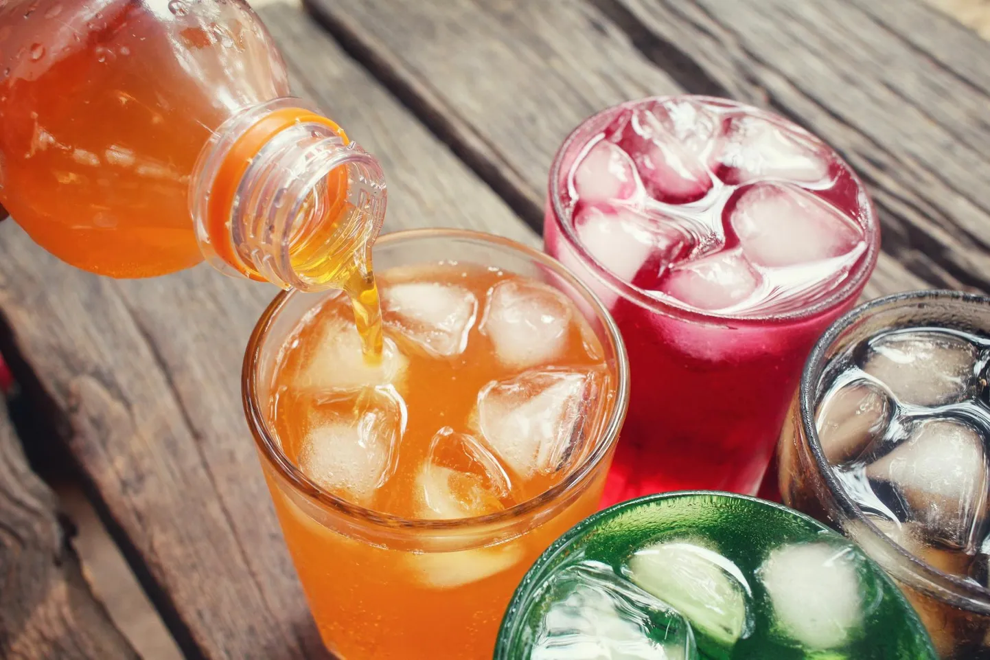 Limonaadid ja muud karastusjoogid sisaldavad palju lisatud suhkruid, mis aeglustavad aju tööd. Ühes pooleliitrises limonaadis võib olla rohkem kui päevane soovituslik kogus suhkrut.