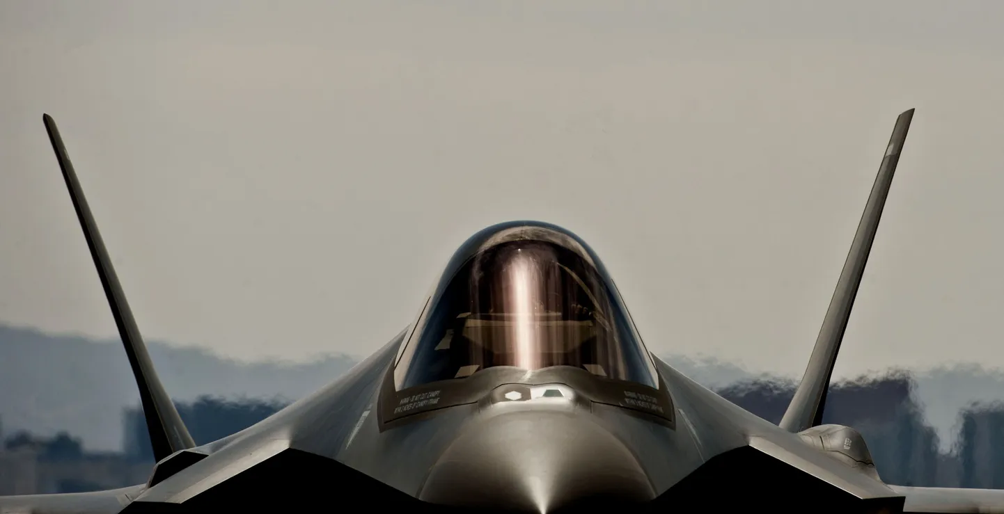 USA/Briti ühistöös valminud F-35A Lightning II on viienda põlvkonna hävituslennuk, mis plaanitakse kasutusele võtta 2016. aastal. Üks lennuk maksab ligi 180 miljonit eurot.