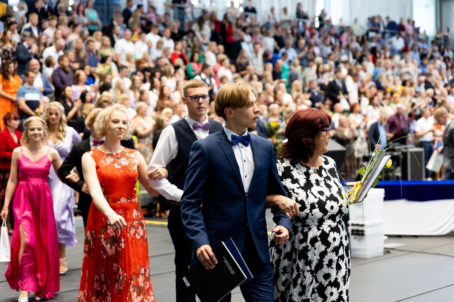 ESIMENE LEND: Riigigümnaasiumi aktusele sammuvad õpetajad ja lõpetajad (vasakult) Kadri Kanemägi, Robin Oopkaup, Martin Rosljuk ja Ulvi Vahter.