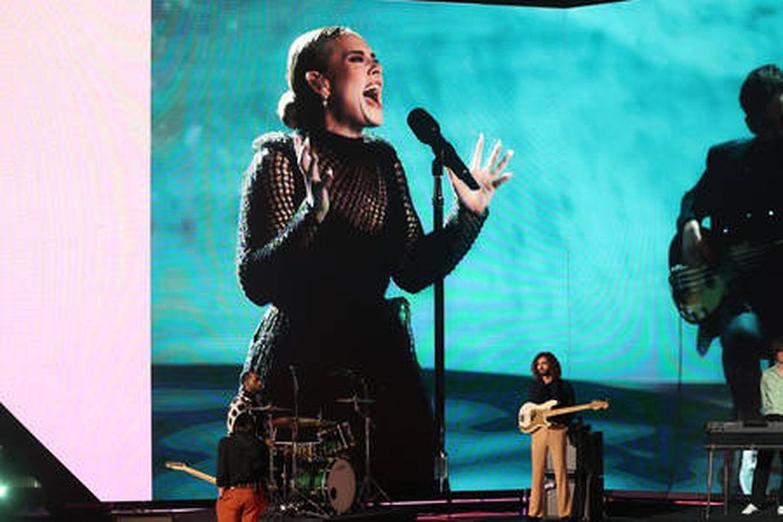Adele esinemas 20. novembril Prantsusmaal Cannes'is NRJ muusikaauhindade galal