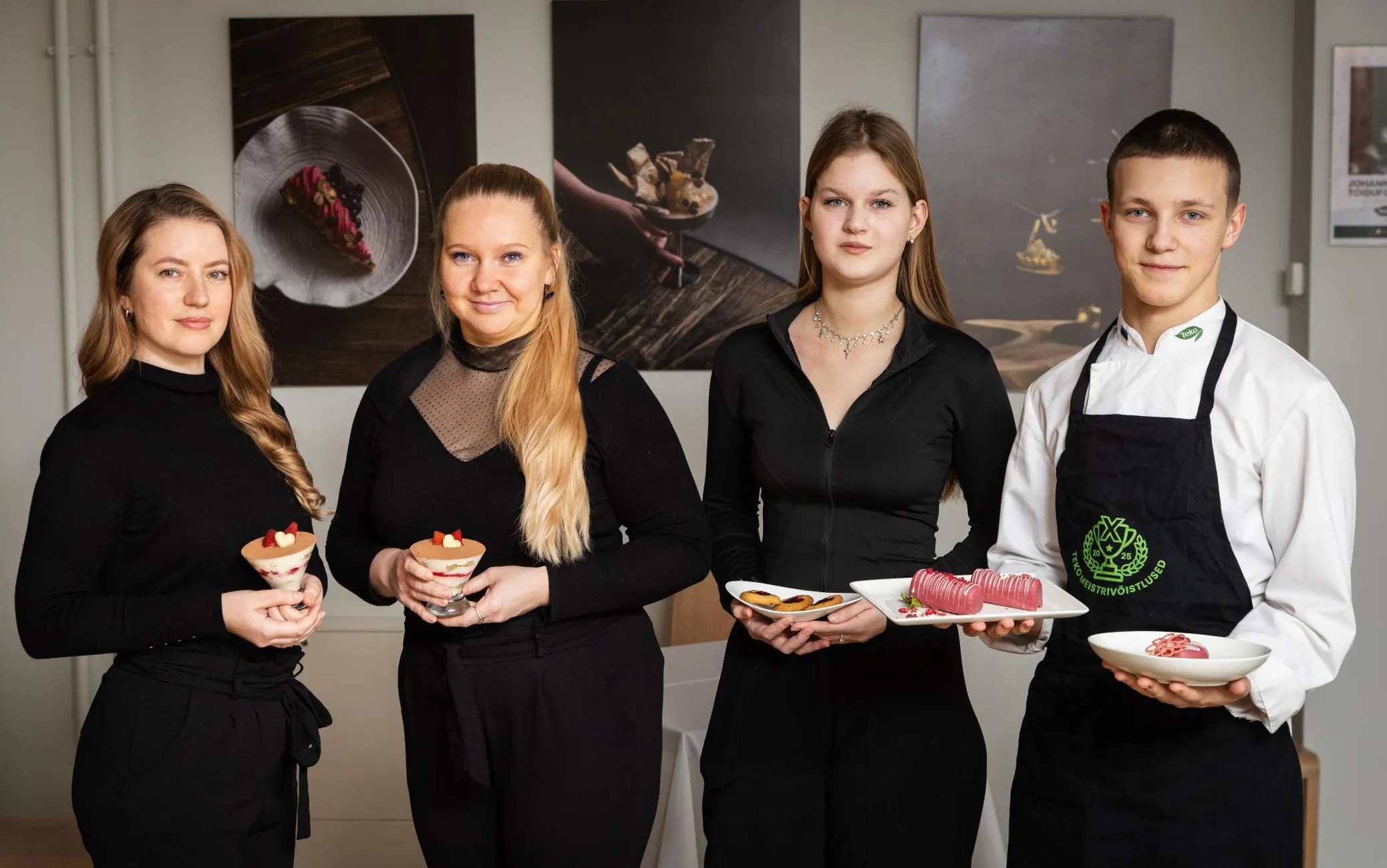 Tänavused Tallinna Teeninduskooli toiduerialade meistrivõistluste võitjad: (vasakult) Eneli Maisa, Laura Oiluk, Elisaveta Pavlova ja Pavel Volossatov. Kõigil on käes sõbrapäeva maiused. Foto Madis Veltman, Postimees FOTO: Madis Veltman
